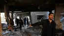 Kementerian Kesehatan Gaza dalam pernyataan tertulis pada Kamis (15/1/2026) melaporkan militer Israel masih melancarkan serangan udara di sejumlah wilayah. Tampak dalam foto, warga Palestina memeriksa rumah yang hancur setelah serangan militer Israel terhadap rumah keluarga al-Houli, di mana empat orang dilaporkan tewas, di sebelah barat Deir al-Balah, di Jalur Gaza tengah pada Jumat 16 Januari 2026. (BASHAR TALEB/AFP)