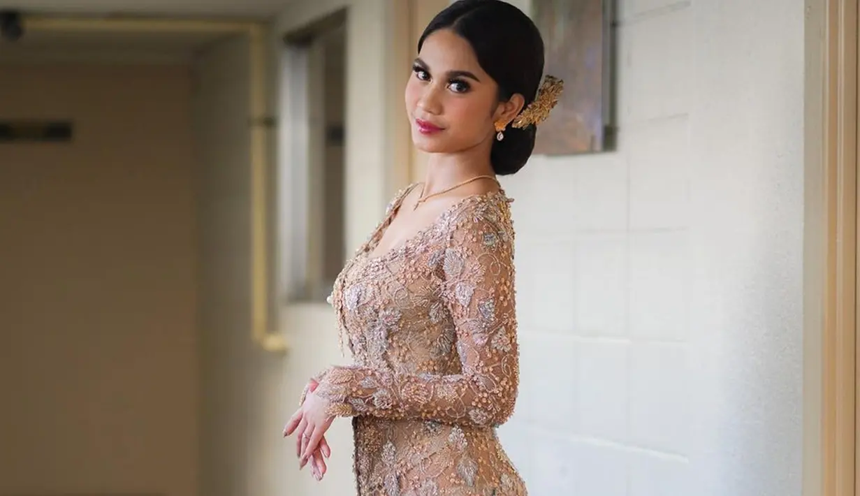 Azizah Salsha terlihat memakai sebuah kebaya modern dengan motif payet daun berwarna krem. Penampilannya ini pun mencuri perhatian banyak netizen. (Liputan6.com/IG/@azizahsalsha_)