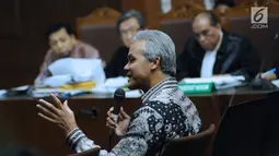 Mantan Wakil Ketua Komisi II DPR, Ganjar Pranowo memberi kesaksian dalam sidang lanjutan dugaan korupsi e-KTP dengan terdakwa, Setya Novanto di Pengadilan Tipikor, Kamis (8/2). Sidang mendengar keterangan saksi. (Liputan6.com/Helmi Fithriansyah)