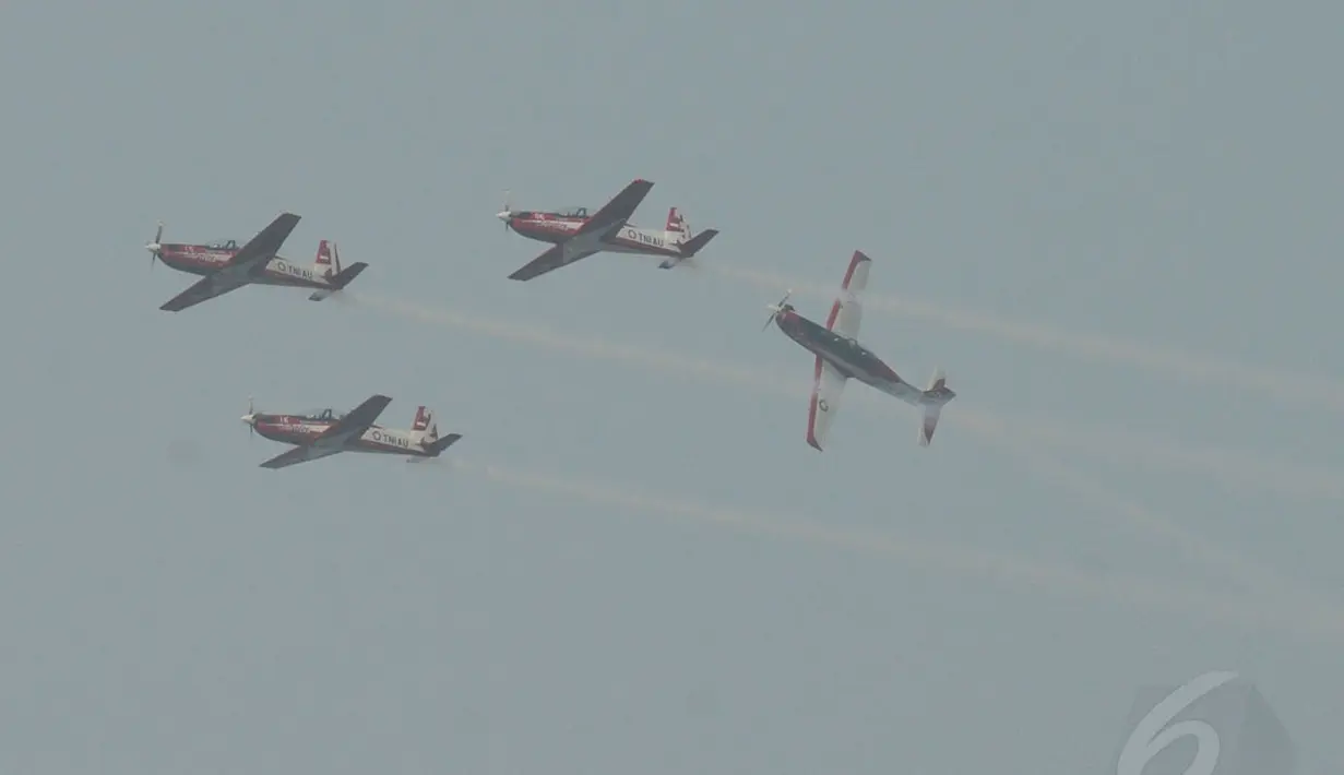 Aksi berputar di udara ditampilkan Tim Aerobatik Jupiter TNI AU saat tampil memeriahkan HUT RI ke-69 di kawasan Tugu Monas, Jakarta, (31/8/2014). (Liputan6.com/Helmi Fithriansyah)