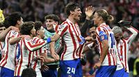 Bek Atletico Madrid asal Spanyol, Robin Le Normand (tengah), merayakan bersama rekan-rekannya setelah pertandingan leg kedua perempat final Liga Champions 2025/2026 antara Club Atlético de Madrid dan FC Barcelona di Stadion Metropolitano, Madrid, pada 14 April 2026. (Javier SORIANO / AFP)