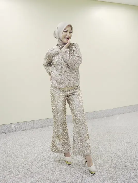 "Jadi sebenarnya tak ada yang berubah ya. Hanya penampilan saja. Aku juga setelah berhijab ini gak mau dikotak-kotakkan," tutur Chacha Frederica di Margo City, Depok, Jawa Barat, beberapa waktu lalu. (Foto: instagram.com/chafrederica)