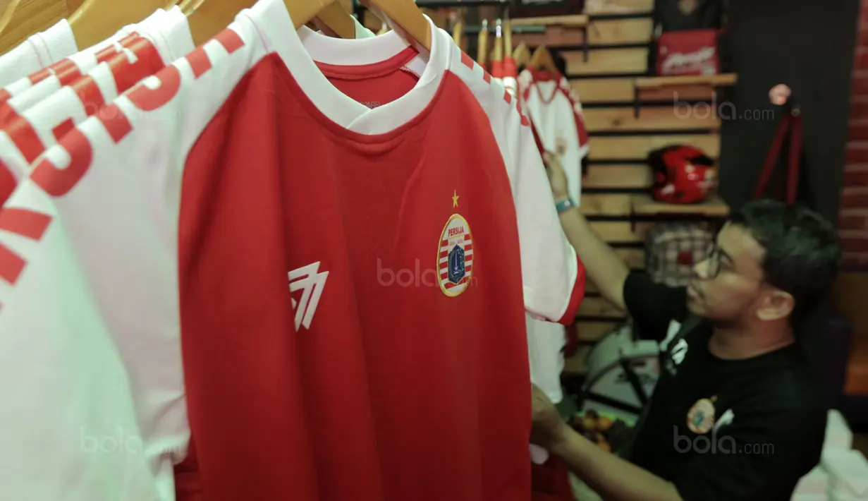 Seorang pengunjung melihat jersey yang berada pada The Jakmania Store di Percetakan Negara, Selasa (12/9/2017). Persija dan The Jakmania resmi meluncurkan 43 store di Jabodetabek. (Bola.com/Nicklas Hanoatubun)