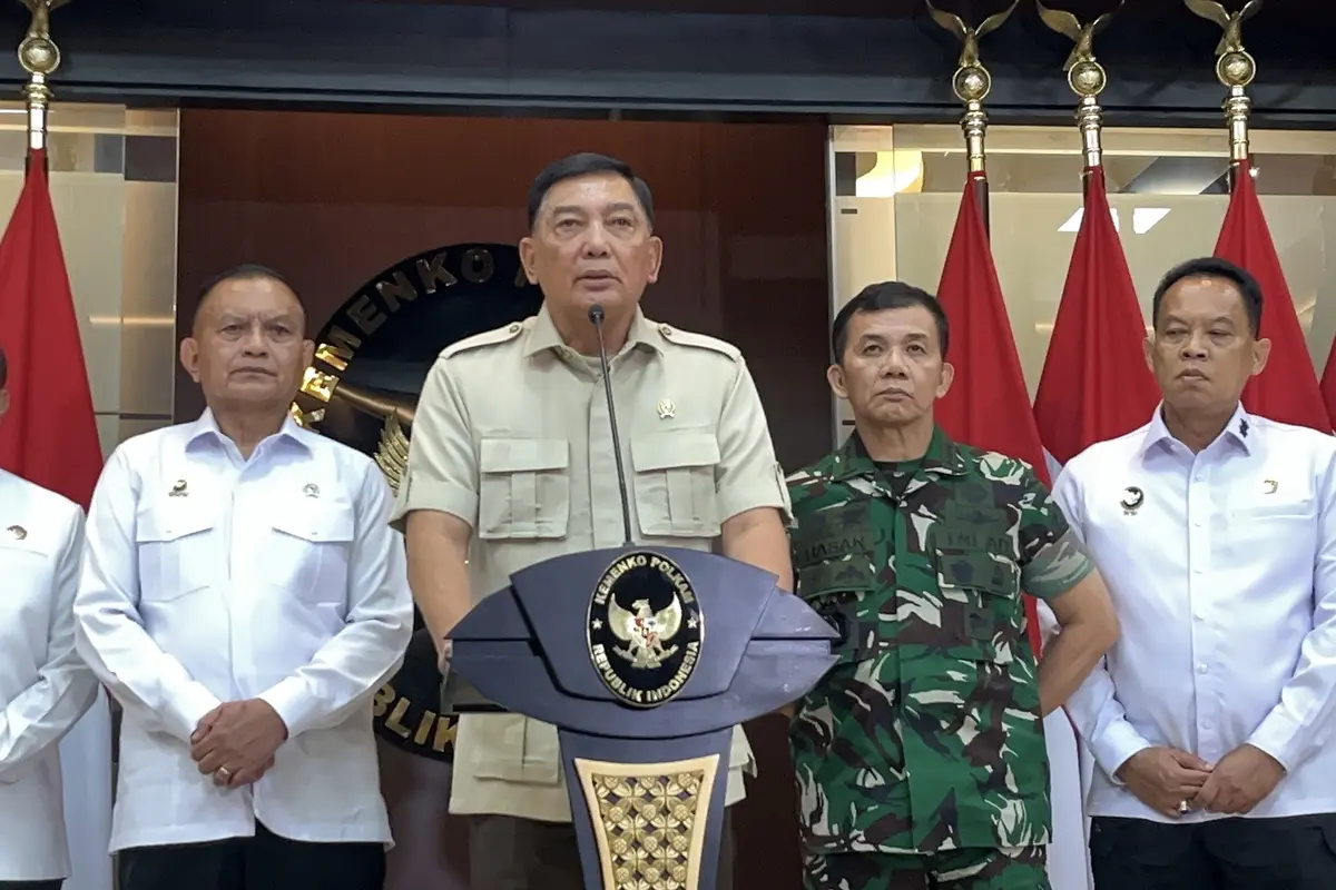 Sjafrie Sjamsoeddin menyampaikan pernyataan resminya usai ditunjuk sebagai Menteri Koordinator Bidang Politik dan Keamanan (Menko Polkam) ad interim. (Liputan6/Winda Nelfira)