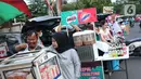 Warga melakukan aktivitas jual beli makanan untuk berbuka puasa (takjil) di kawasan Jalan Panjang, Jakarta, Selasa (5/5/2020). Pandemi virus COVID-19 dan pelaksanaan Pembatasan Sosial Berskala Besar (PSBB) berimbas pada sepinya pembeli takjil di kawasan tersebut. (Liputan6.com/Helmi Fithriansyah)
