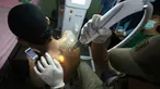 Petugas klinik menghapus tato di tubuh seorang pria bernama Taufiq Hidayat di Tangerang (9/8). Klinik tersebut menawarkan jasa hapus tato gratis dengan syarat pasien harus membaca dan belajar Alquran Surat Arrahman. (AP Photo/Achmad Ibrahim)