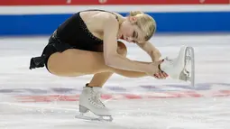 Gracie Gold beraksi melakukan sit spin pada figure skating  dalam perlombaan Skate America 2016 di Sears Center Arena, Chicago, AS (21/10). (Reuters/ Kamil Krzaczynski)