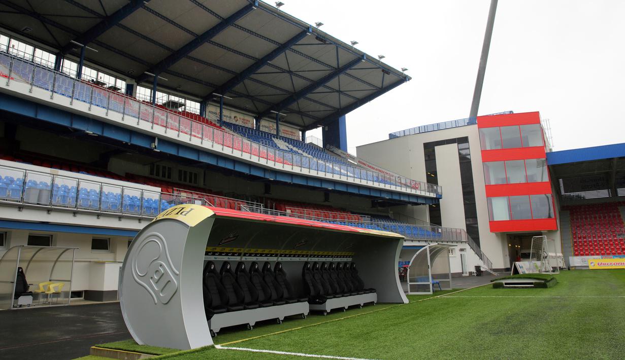 Sebuah bangku cadangan pemain milik klub Victoria Plzen berbentuk kaleng bir raksasa di Stadion Mesta Plzne, Republik Ceko, 26 Juli 2017. Bangku cadangan unik ini juga dilengkapi fitur canggih, seperti pemanas. (Martin Skala/FC Viktoria Plzen via AP)