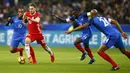Gelandang Wales, Aaron Ramsey, berusaha melewati pemain Prancis pada laga persahabatan di Stadion Stade de France, Sabtu (11/11/2017). Prancis menang 2-0 atas Wales. (AP/Francois Mori)
