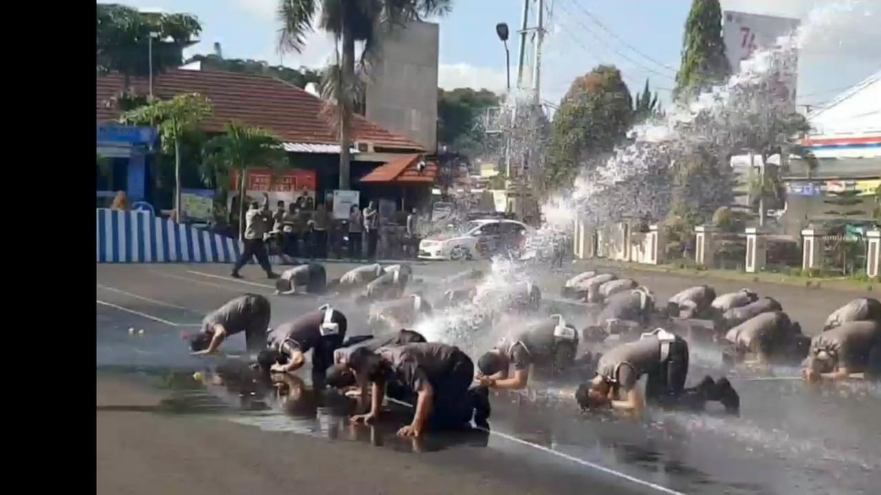 Puluhan anggota polres Tasikmalaya sampai terguling mendapat semburan air dari semburan water canon dalam perayaan kenaikan pangkat puluhan anggota Polres Tasikmaaya.