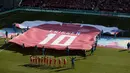 Ada momen menarik pada laga Denmark kontra Belgia pada pertandingan kedua Grup B Piala Eropa 2020. Jersey Christian Eriksen berukuran raksasa dibentangkan di tengah lapangan pada laga tersebut. (Hannah McKay/Pool via AP)