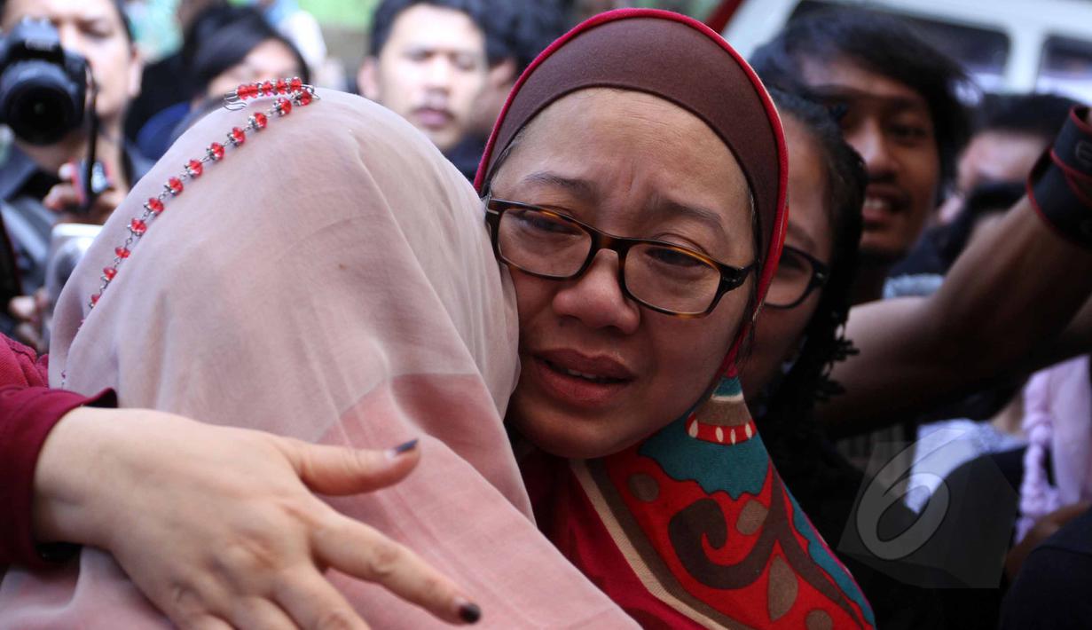 Utami--istri komedian Ferrasta Soebardi alias Pepeng--terlihat menangis saat beberapa keluarga memberinya pelukan di rumah duka di kawasan Cinere, Depok, Rabu (6/5/2015). Pepeng meninggal dunia di usia 60 tahun. (Liputan6.com/Helmi Afandi)