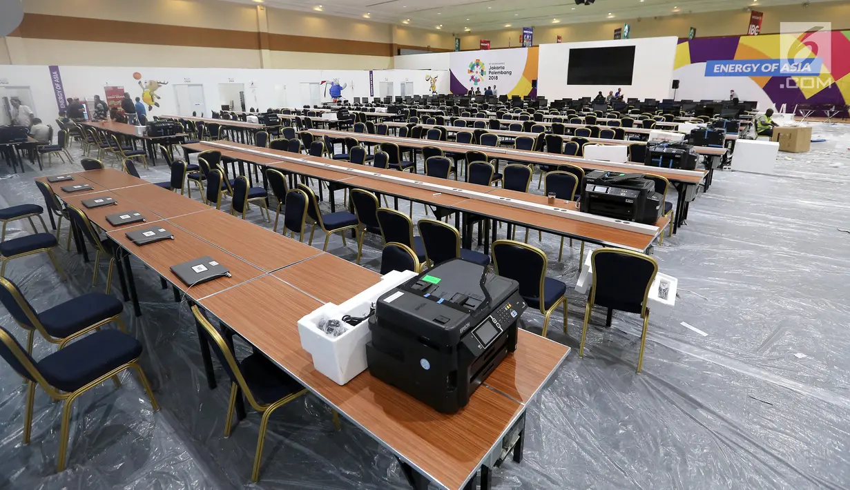 Deretan komputer untuk jurnalis media nasional dan luar negeri pada pelaksanaan Asian Games 2018 di Main Press Center (MPC) atau media center Exhibition Hall JCC, Jakarta, Kamis (9/8). MPC akan beroperasi pada 10 Agustus. (Liputan6.com/Fery Pradolo)