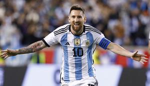 Lionel Messi. menjadi Sosok paling berpengaruh di Timnas Argentina saat ini, pemain berusia 35 tahun ini tercatat telah mengoleksi 19 caps dengan torehan 6 gol dan 5 assist bersama Argentina di ajang Piala Dunia dan berpeluang melewati rekor Diego Maradona sebagai penampil terbanyak. Jumlah tersebut dicatatkannyanya dalam 4 edisi Piala Dunia, yaitu mulai 2006 hingga 2018. Prestasi terbaiknya yaitu saat membawa Argentina menjadi runner-up pada edisi 2014 di Brasil setelah kalah 0-1 (0-0) dari Jerman lewat perpanjangan waktu di partai final. (AFP/Andres Kudacki)