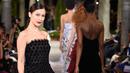 Model Bella Hadid berpose di atas catwalk mengenakan koleksi terbaru dari Oscar de la Renta dalam New York Fashion Week, AS (12/2). Bella Hadid tampil cantik dengan gaun hitam panjang tanpa lengan. (AFP Photo/Slaven Vlasic)