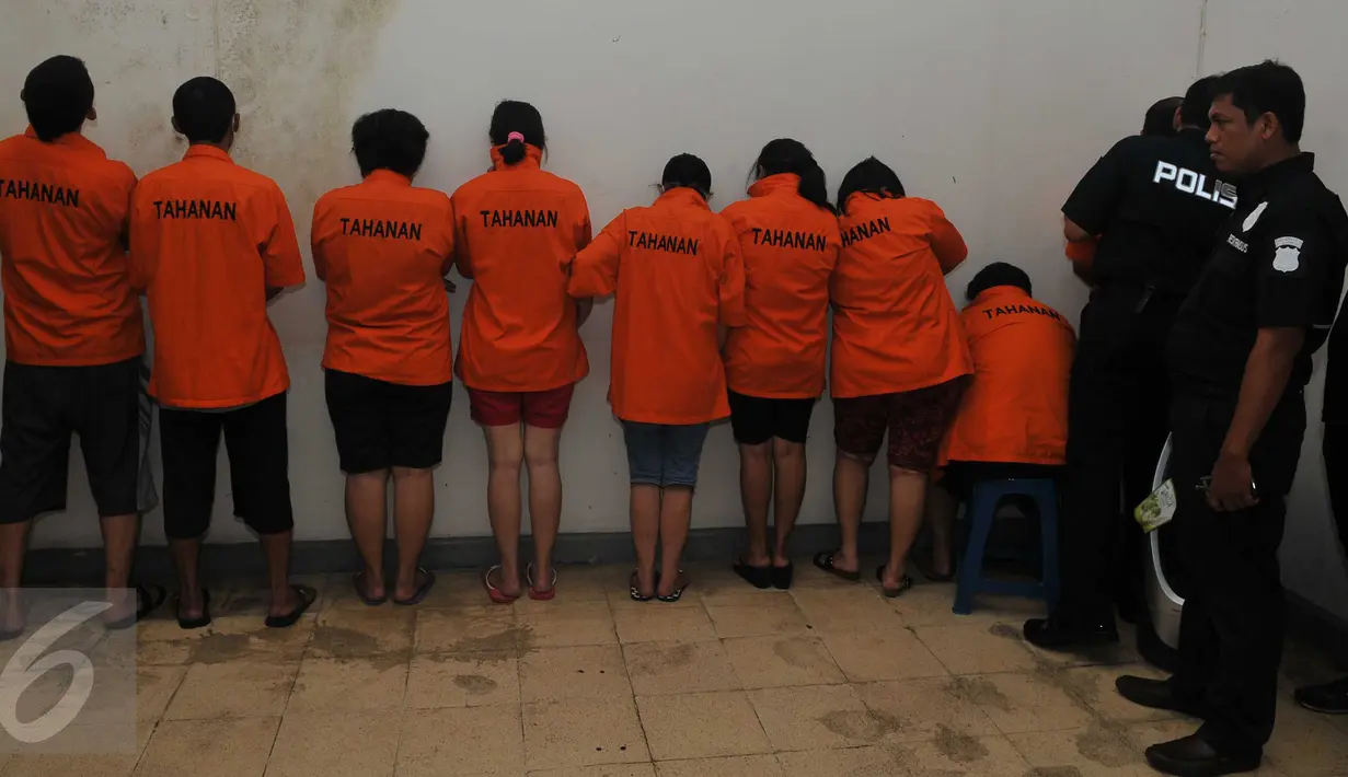 Sebanyak 9 tersangka diamankan dalam penggerebekan dua klinik aborsi ilegal di kawasan Cikini, Jakarta, Rabu (24/2). Tarif aborsi di klinik tersebut bervariasi, sekitar Rp2,5 juta sampai Rp10 juta tergantung usai kandungan. (Liputan6.com/Gempur M Surya)