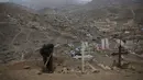 Pekerja menggali makam untuk korban COVID-19 di Pemakaman Nueva Esperanza, Lima, Peru, Minggu (1/11/2020). Untuk membantu mencegah penyebaran COVID-19, pihak berwenang menutup semua pemakaman secara nasional selama perayaan Day of the Dead. (AP Photo/Rodrigo Abd)
