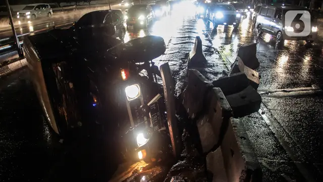 Kondisi Mobil yang Terguling di Depan Gerbang Tol Tanjung Duren