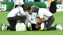 Sami Khedira mengalami cedera paha ketika menghadapi Italia pada babak delapan besar (2/7/2016) sehingga tidak akan tampil melawan Prancis di semifinal nanti. (AFP/Vincenzo Pinto).