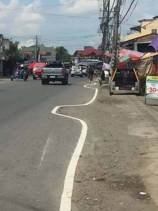 6 Marka Jalan Bentuk Tak Beraturan Ini Nyeleneh Banget, Kocak
