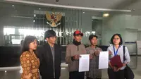 Empat pengamen korban salah tangkap melaporkan Elfian, hakim Pengadilan Negeri Jakarta Selatan ke Komisi Yudisial. (Liputan6.com/Muhammad Radityo Priyasmoro)