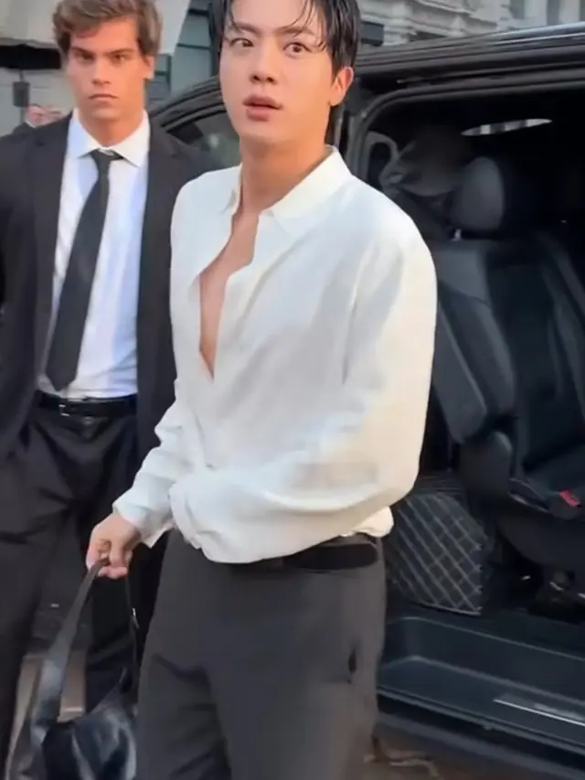 Jin BTS di Gucci Milan Fashion Week menampilan aura bintangnya. [@voguemagazine]