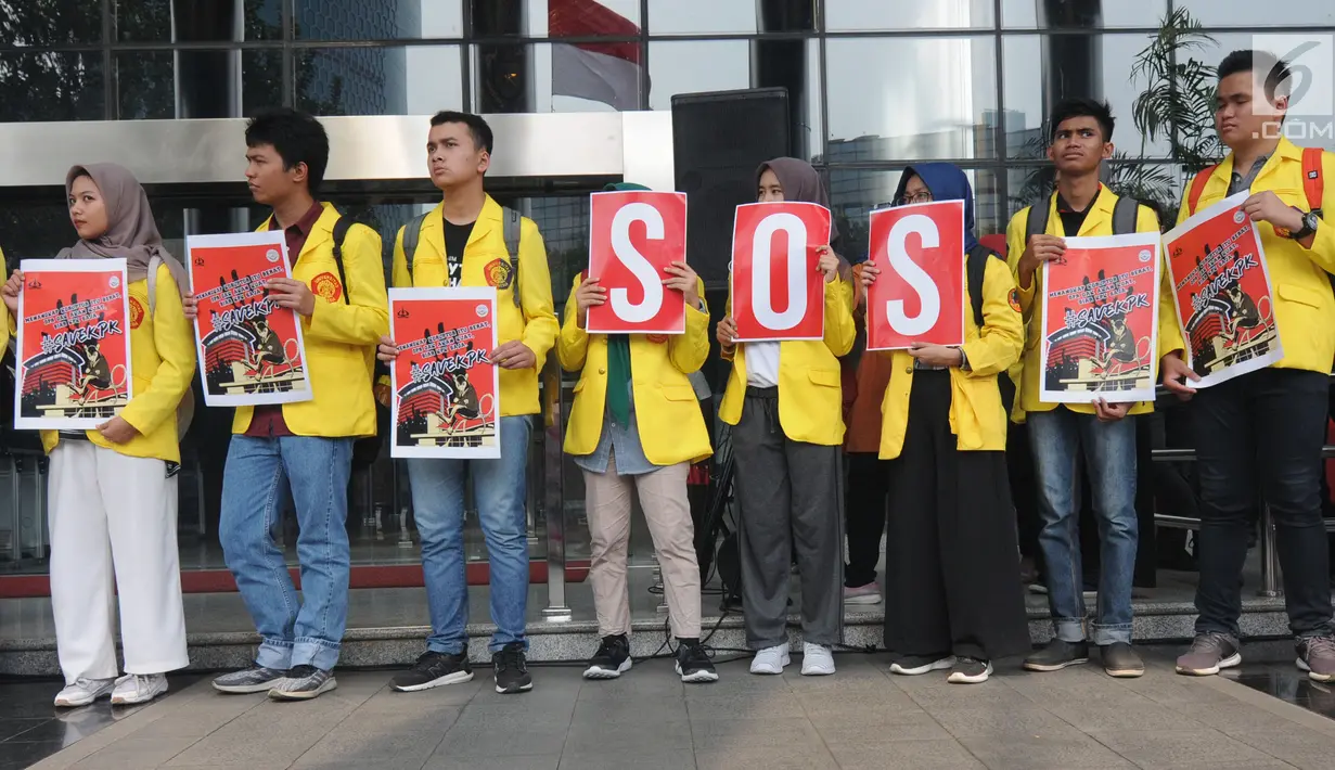 Perwakilan mahasiswa dari berbagai universitas membentangkan poster saat menggelar aksi dukungan terhadap KPK di Gedung Merah Putih, Kamis (12/9/2019). Aksi dilakukan sebagai bentuk penolakan terhadap perubahan Undang-undang Komisi Pemberantasan Korupsi atau revisi UU KPK. (merdeka.com/Dwi Narwoko)