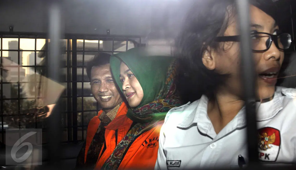 Gubernur Sumatera Utara Gatot Pujo Nugroho dan istrinya, Evi memasuki mobil tahanan seusai diperiksa KPK, Jakarta, Selasa (25/8/2015). Keduanya diperiksa sebagai saksi dalam kasus dugaan korupsi dana bansos di Sumatera Utara. (Liputan6.com/Helmi Afandi)