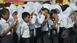 Ribuan pelajar mengikuti acara minum jamu bersama di Alun-Alun Satya Negara Sukoharjo, Jawa Tengah, Rabu (1/4/2015). Kegiatan tersebut dalam rangka pelestarian jamu ke masyarakat nasional maupun internasional. (Liputan6.com/Johan Tallo)