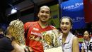 Salah satu bintang Satria Muda Britama,  Arki Dikania Wisnu berpose dengan trofi juara ditemani calon istrinya yang seorang presenter TV, Hilyani Hidranto. (Bola.com/Arief Bagus)