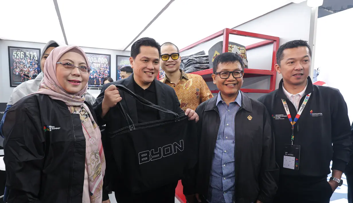 Harapan ini mencakup peningkatan kolaborasi lintas sektor untuk memperluas dampak pembinaan olahraga nasional. Tampak dalam foto, Menteri Pemuda dan Olahraga, Erick Thohir (kedua kiri) saat mengunjungi salah satu stand usai pembukaan Indonesia Sports Summit 2025 (ISS) di Indonesia Arena, Senayan, Jakarta, Sabtu (6/12/2025).(Bola.com/Abdul Aziz)
