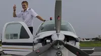 Seorang anak lelaki berusia 19 tahun mengelilingi dunia sendirian dengan mengendarai pesawat mini!