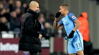 Pep Guardiola memberikan arahan kepada Gabriel Jesus dalam pertandingan melawan West Ham United (1/2/2017). (doc. Manchester City)