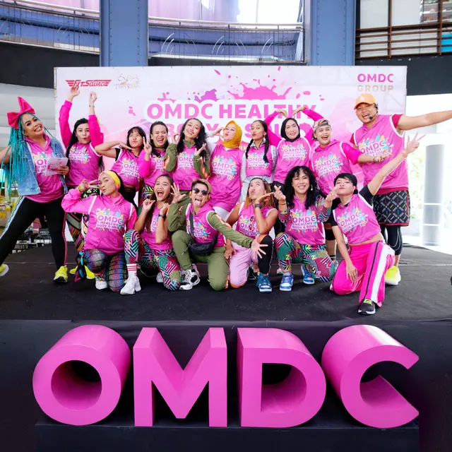 Sejumlah artis seperti Faby Marcelia, Tya Ariestya, hingga Mawar Eva de Jongh mengikuti OMDC Zumba Party.