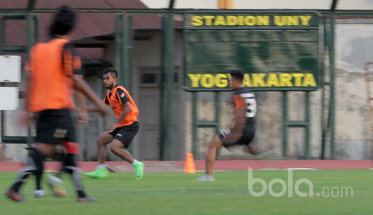 Aksi Zulham Zamrun (tengah) saat menggiring bola pada sesi latihan di lapangan UNY, Yokyakarta, Senin (6/2/2017). Mitra Kukar akan melawan PSS Sleman pada partai berikut. (Bola.com/Nicklas Hanoatubun)