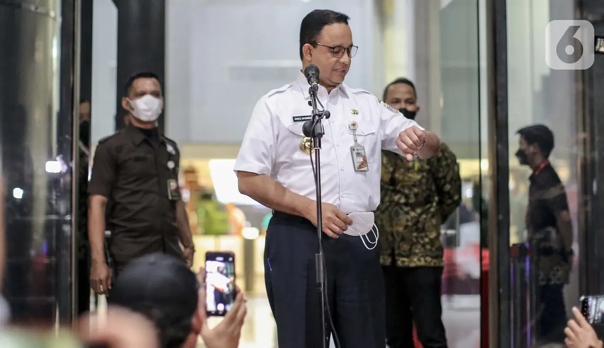 Gubernur DKI Jakarta Anies Baswedan memberikan keterangan seusai menjalani pemeriksaan di Gedung KPK, Jakarta, Rabu (7/9/2022). Anies Baswedan diperiksa KPK terkait dugaan korupsi di penyelenggaraan Formula E Jakarta. (Liputan6.com/Faizal Fanani)