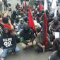 Gerakan Anarko Sindikalis saat peringatan May Day di Surabaya. (Liputan6.com/Dian Kurniawan)