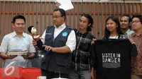 Mendikbud, Anies Baswedan melihat boneka pemberian Perwakilan Masyarakat Sipil di Kemendikbud, Jakarta, Senin (9/5). Pertemuan membahas pendidikan seksualitas berkeadilan gender dan berbagai hal terkait kekerasan seksual. (Liputan6.com/Helmi Afandi)