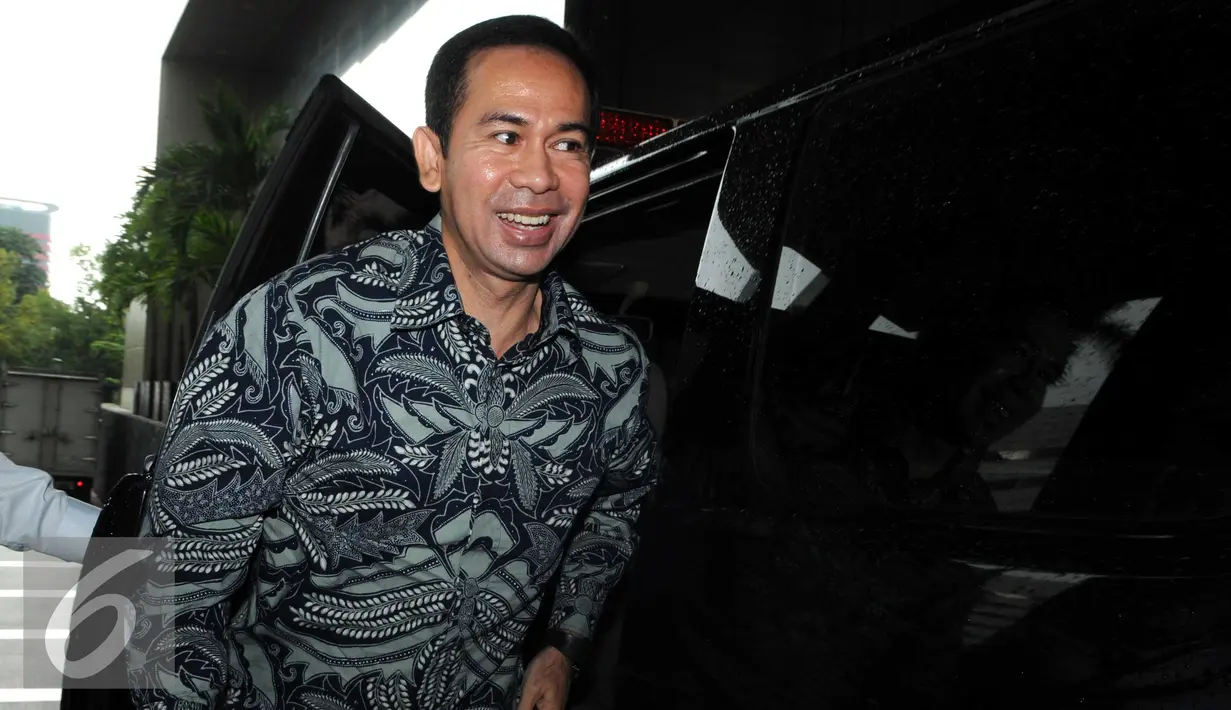 Tubagus Chaeri Wardhana saat turun dari mobil tahanan, Jakarta, Senin (21/3). Adik Atut Chosiyah diperiksa sebagai tersangka perkara dugaan korupsi proyek pengadaan alat kesehatan di Provinsi Banten tahun 2011-2013. (Liputan6.com/Helmi Afandi)