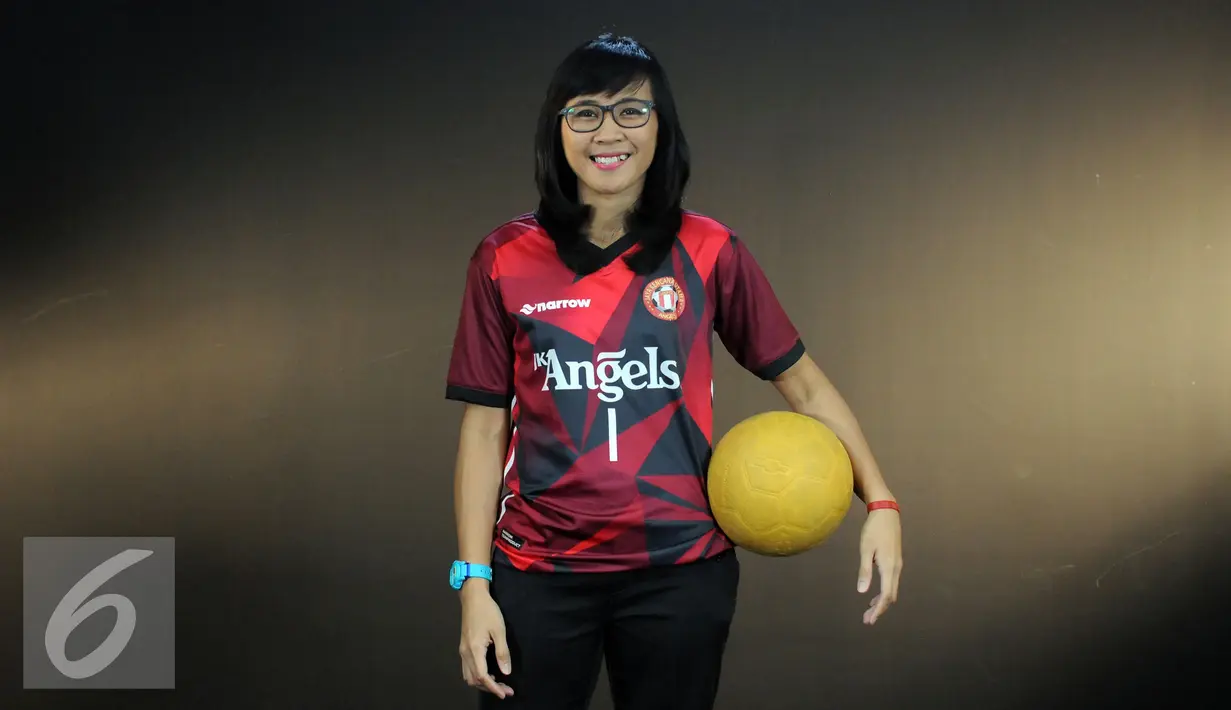 Kiper Jaya Kencana Angels, Citra Adisti berpose usai wawancara di Studio Liputan6.com, Jakarta, Kamis (1/9). Di final AFF Futsal Antarklub 2016 Citra Adisti tampil gemilang menggagalkan dua dari enam eksekutor Khon Kaen.  (Liputan6.com/Helmi Fithriansyah)