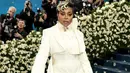 Taraji P Henson tampil serba putih dari Monse. Ia mengenakan gaya layering dari atasan blazer crop dengan ekor tidak terlalu panjang dipadukan inner. Ia tampil pantesless sambil membawa topi bundarnya. [Dok. MONSE]