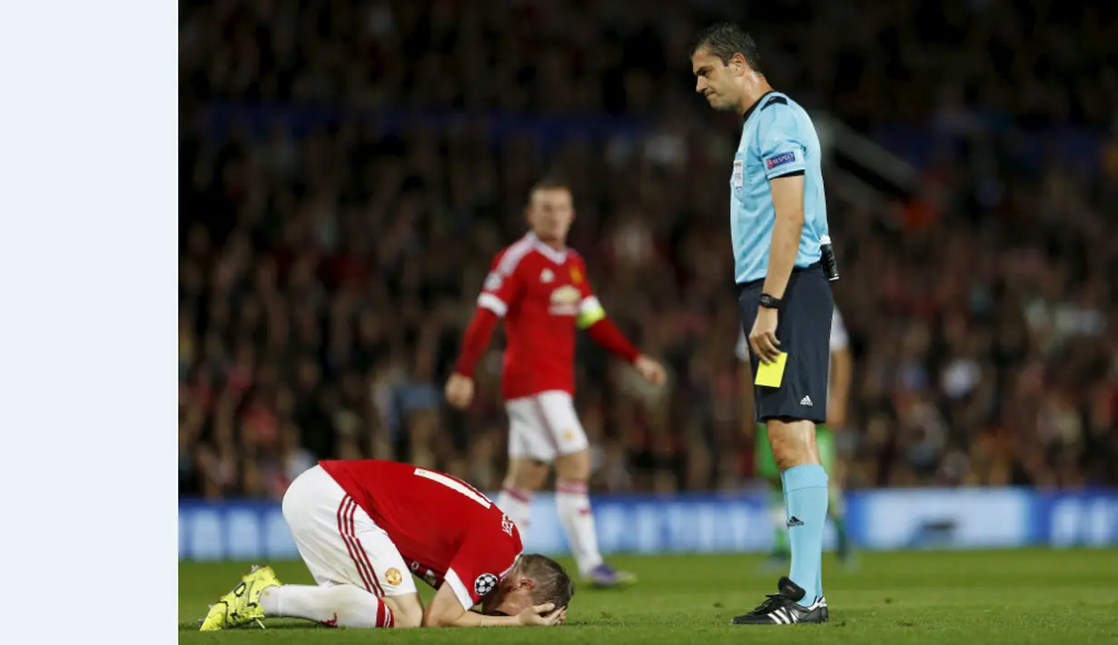 Pemain MU, Bastian Schweinsteiger, menyesal setelah mendapat kartu kuning dari wasit Viktor Kassai dalam laga melawan Vfl Wolfsburg di Stadion Old Trafford, Inggris, Rabu (30/9/2015). (Action Images via Reuters/Lee Smith)