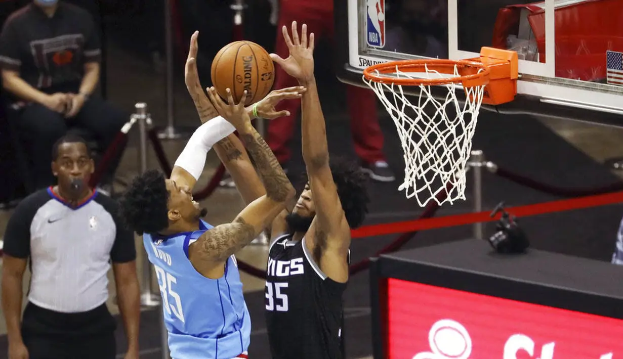 Pebasket Houston Rockets, Christian Wood, memasukan bola saat melawan Sacramento Kings pada laga NBA, Jumat (1/1/2021). Houston Rockets menang dengan skor 122-119. (AP/Richard Carson)