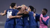 Para pemain Porto melakukan selebrasi usai menyingkirkan Juventus pada laga Liga Champions di Stadion  Allianz, Rabu (10/3/2021). Juventus tersingkir karena skor agregat 4-4. (AP/Luca Bruno)