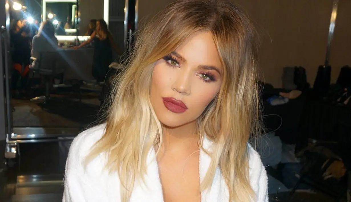 Tak sampai sana, ia pun berterimakasih pada jaket kebesaran dan tas dengan ukuran besar yang bisa menipu mata orang-orang. (instagram/khloekardashian)