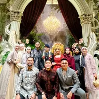 OOTD Artis Berhijab saat Hadir di Resepsi Pernikahan Febby Rastanty dan Ajat. [@shireensungkar]
