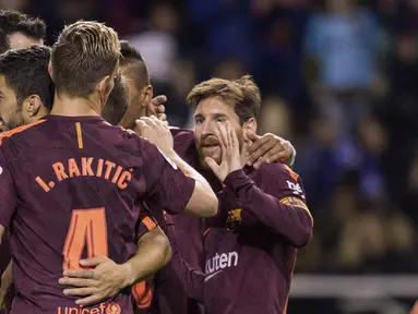 Para pemain Barcelona merayakan gol yang dicetak oleh Lionel Messi ke gawang Deportivo La Coruna pada laga La Liga di Stadion Riazor, Senin (30/4/2018). Barcelona menang 4-2 atas Deportivo La Coruna. (AP/Lalo R. Villar)