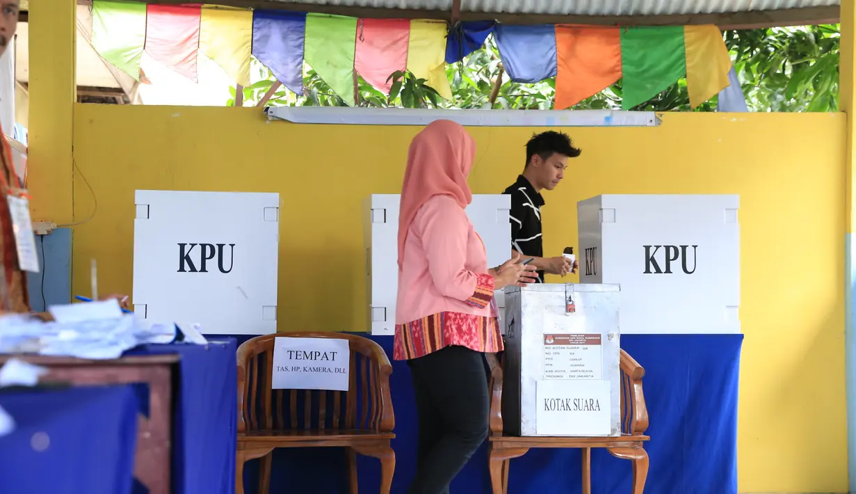 Sesampainya di Ciganjur, ia langsung menuju meja pendaftaran memberikan undangan memilih. Disela-sela menunggu ke bilik suara, ia terlihat bercengkrama degan penggemarnya dan disiarkan live streaming yang diadakan vidio.com. (Adrian Putra/Bintang.com)