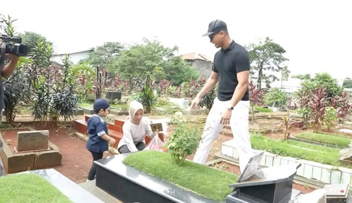 Gala tampak bersemangat berkunjung ke makam kedua orang tuanya. Seketika suasana jadi haru. [YouTube Fadly Faisal]