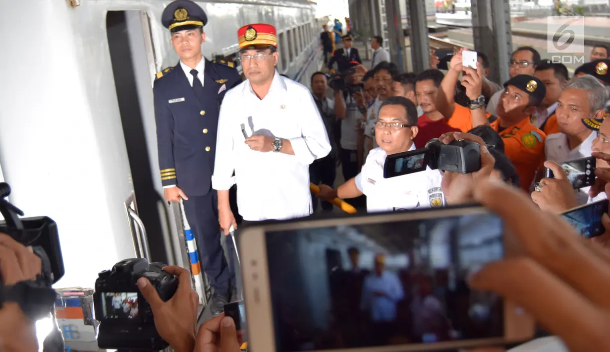 Menteri Perhubungan (Menhub) Budi Karya Sumadi bersiap memberangkatkan KA Tawang Jaya di Stasiun Semarang Poncol, Jawa Tengah, Kamis (29/6). Menhub melakukan pengecekan kesiapan arus balik Lebaran 2017 di stasiun tersebut (Liputan6.com/Gholib)